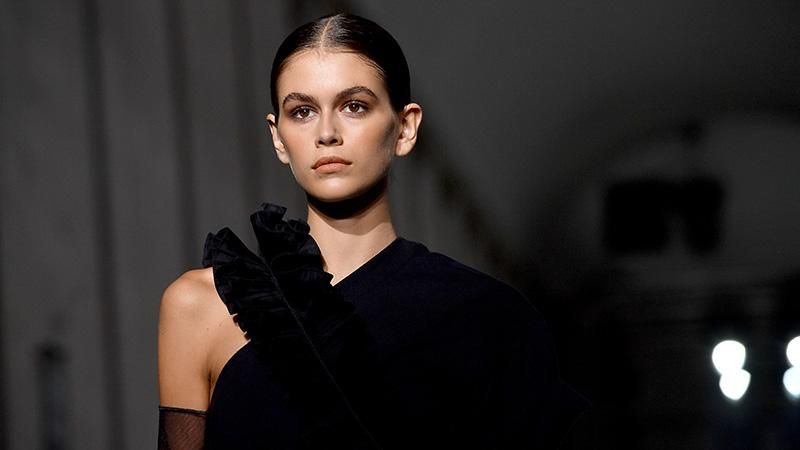 Модель Кайю Гербер не узнали на подиуме: неожиданные фото Модель Кайю Гербер не узнали на подиуме: неожиданные фото