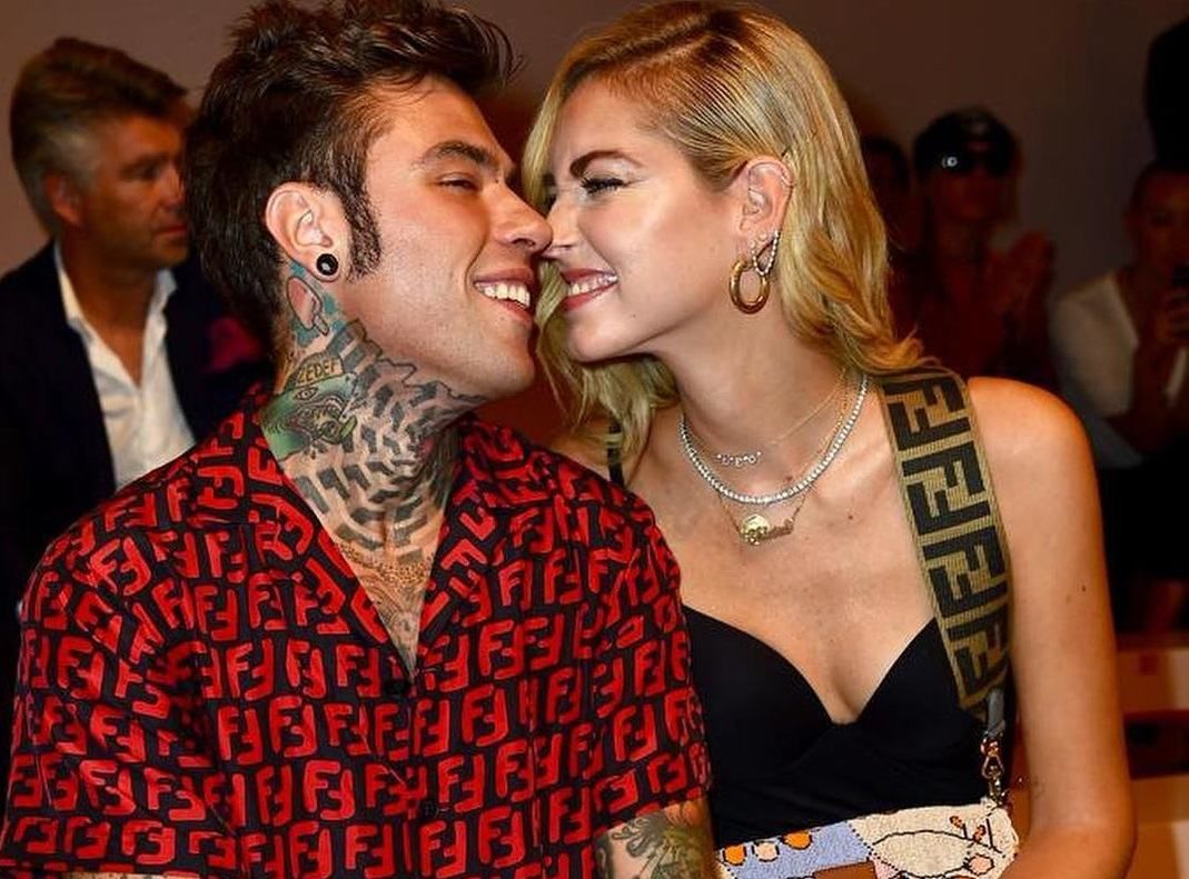 Кьяра Ферраньи не стеснялась проявлять чувства к мужу на показе Fendi: фото Кьяра Ферраньи не стеснялась проявлять чувства к мужу на показе Fendi: фото