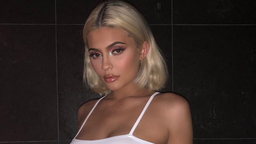 Кайли Дженнер засветила большой шрам в мини-платье Кайли Дженнер засветила большой шрам в мини-платье