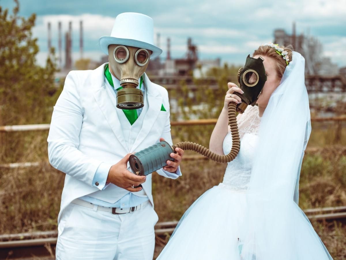 Весілля у протигазах: росіяни влаштували креативну фотосесію у промзоні