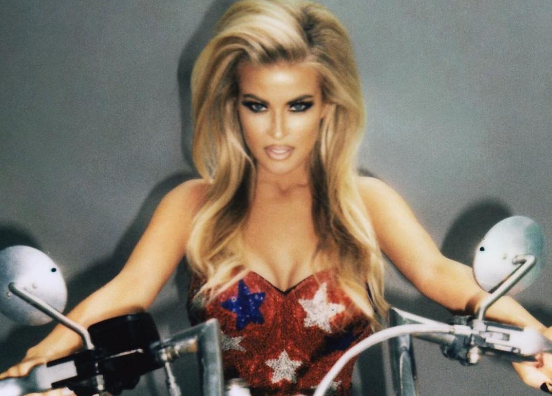 46-летняя звезда "Спасателей Малибу" Кармен Электра снялась полностью обнаженной: фото 18+