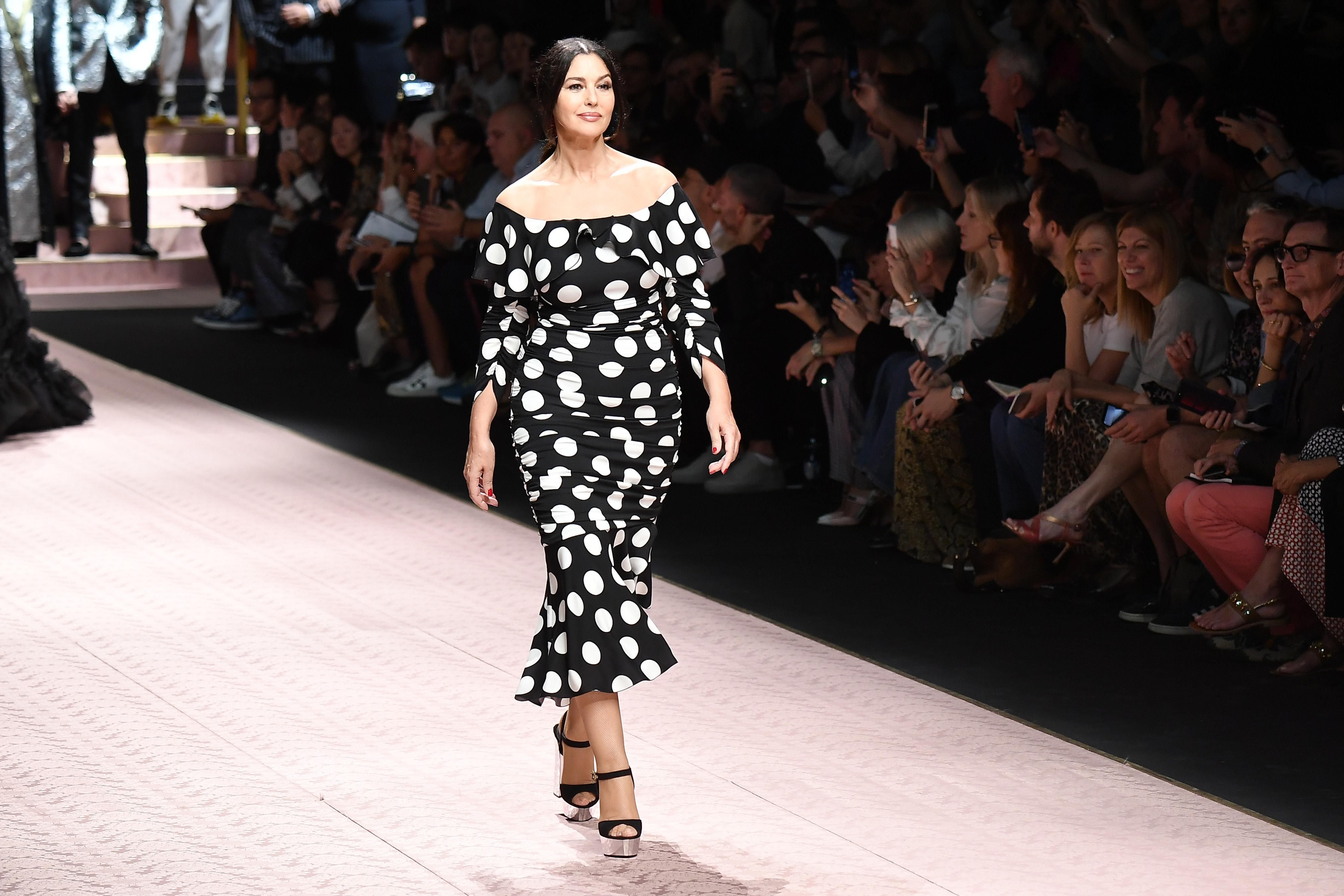 Итальянский шик: как выглядела Моника Беллуччи на шопинге в Милане Итальянский шик: как выглядела Моника Беллуччи на шопинге в Милане