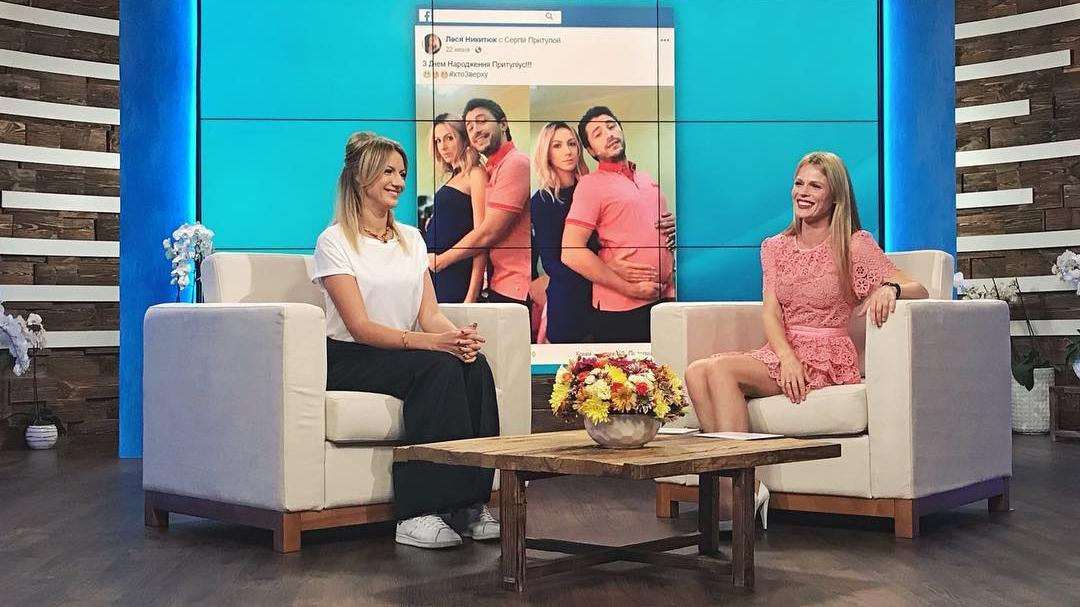 Леся Никитюк нежно взяла за грудь Ольгу Фреймут: пикантное фото