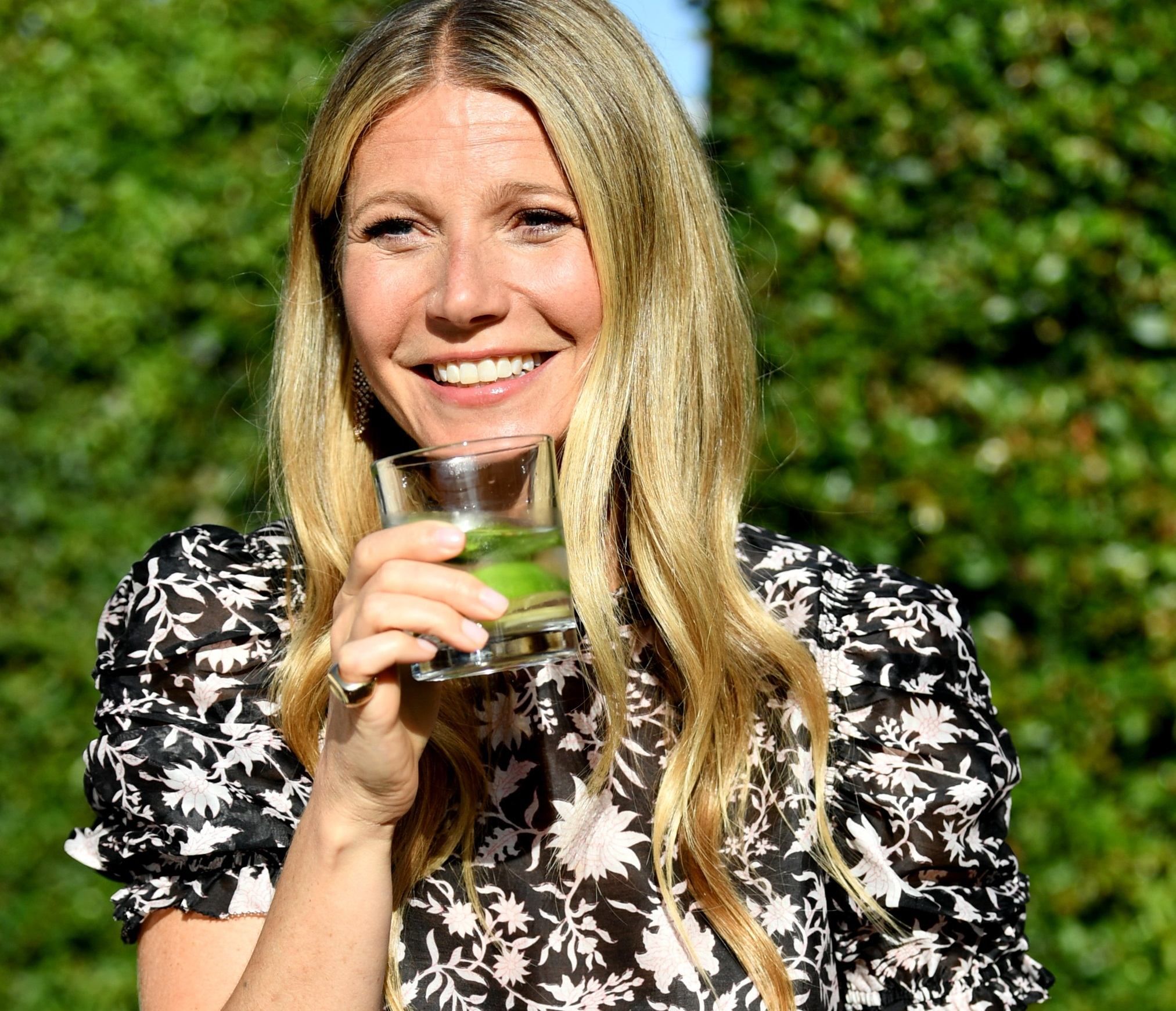 Гвинет Пэлтроу призналась, что любит выпивать семь раз в неделю Гвинет Пэлтроу призналась, что любит выпивать семь раз в неделю