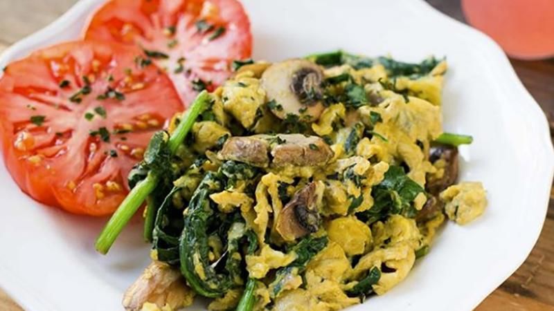 Скрамбл з овочами: простий рецепт сніданку від Аніти Луценко