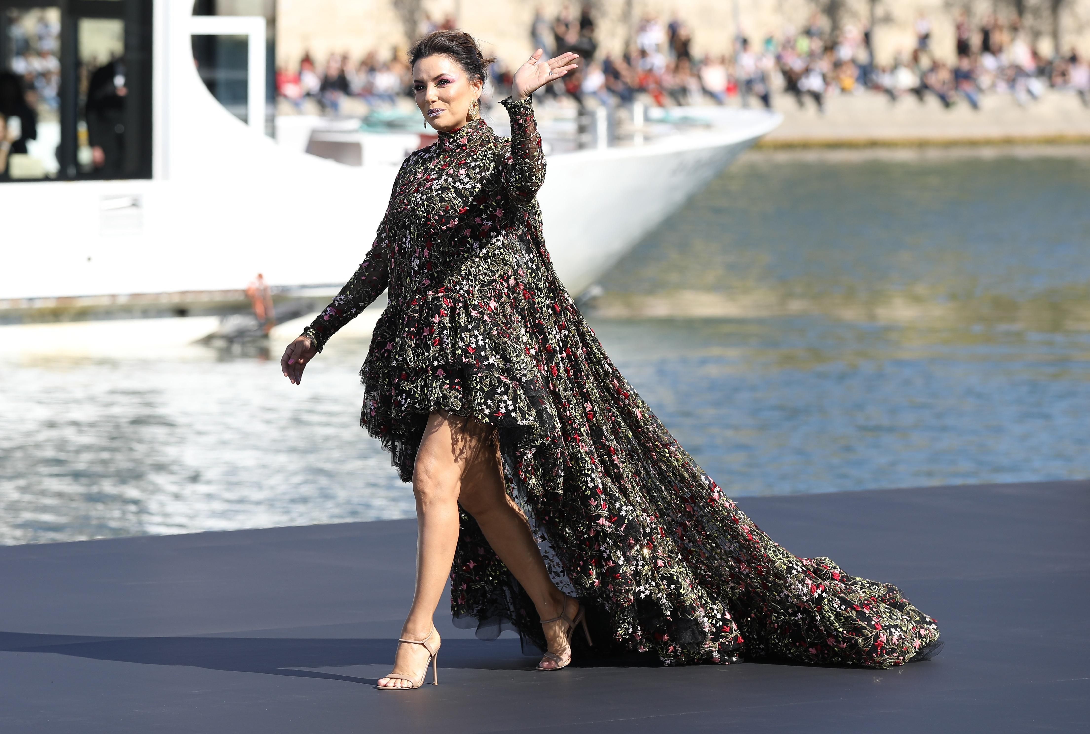 Ева Лонгория впервые вышла на подиум после рождения сына: фото и видео Ева Лонгория впервые вышла на подиум после рождения сына: фото и видео