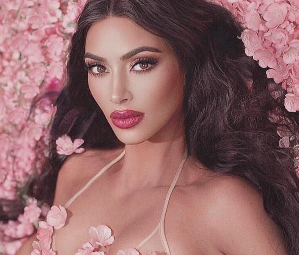 Раскованная Ким Кардашян озадачила сеть пошлым фото в крошечном белье