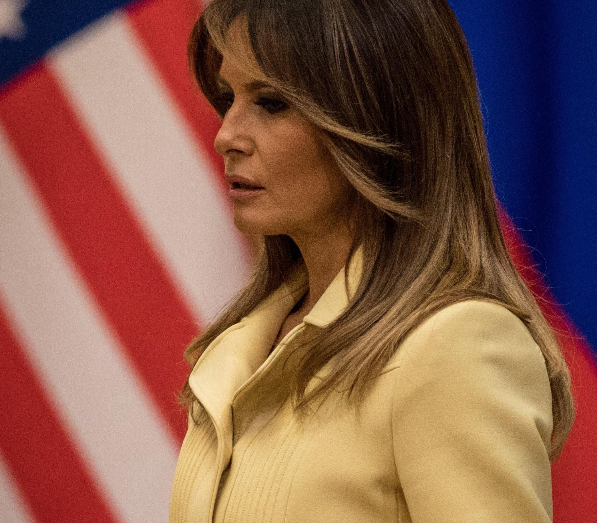 Тренч і туфлі з леопардовим принтом: Меланія Трамп приголомшила стильним вбранням Тренч і туфлі з леопардовим принтом: Меланія Трамп приголомшила стильним вбранням