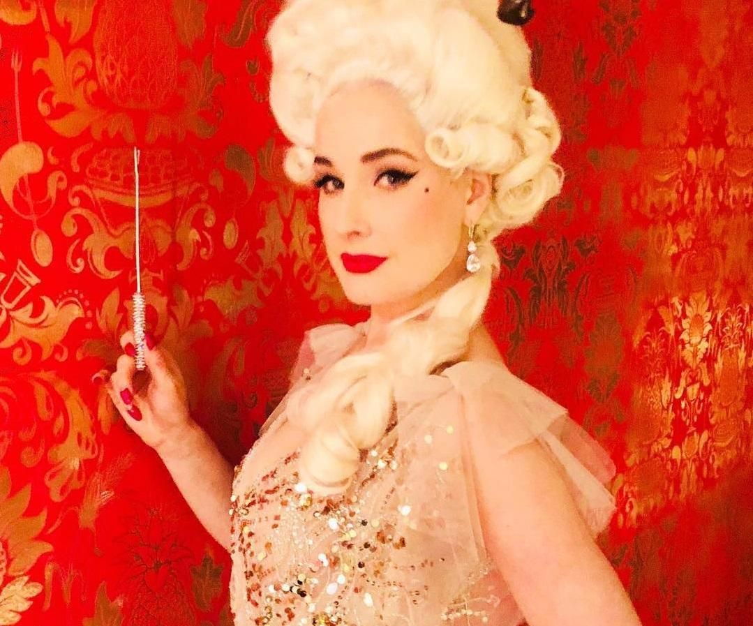 В образе Марии-Антуанетты: как отпраздновала день рождения Дита фон Тиз В образе Марии-Антуанетты: как отпраздновала день рождения Дита фон Тиз