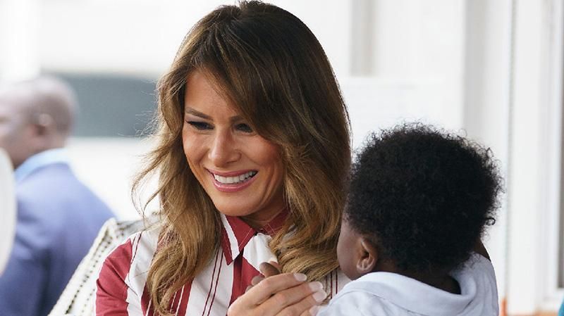 Меланія Трамп полетіла до Африки: яскраві фото Меланія Трамп полетіла до Африки: яскраві фото