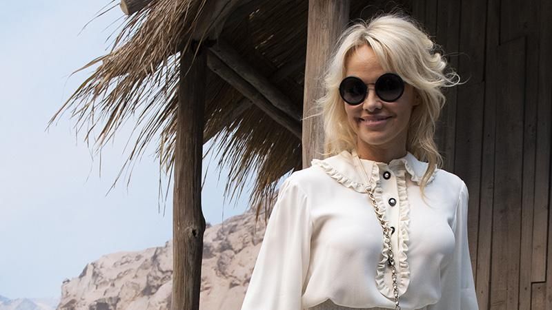 51-річна Памела Андерсон вбрала міні-спідницю на світський захід: грайливі фото 51-річна Памела Андерсон вбрала міні-спідницю на світський захід: грайливі фото