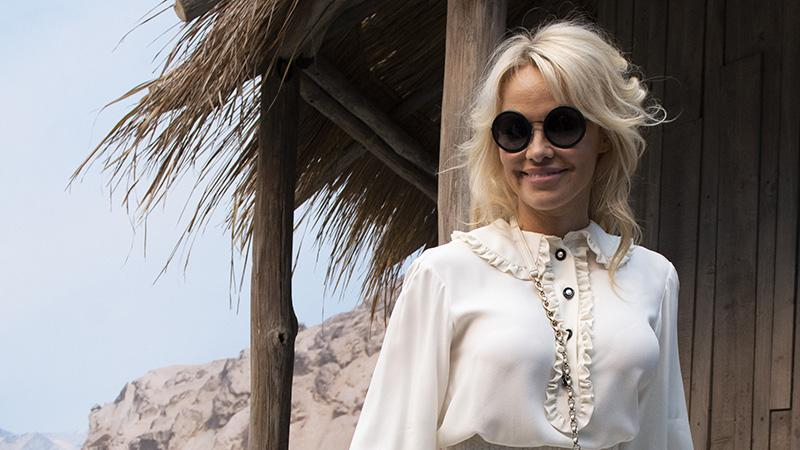 51-летняя Памела Андерсон одела мини-юбку на светское мероприятие: игривые фото