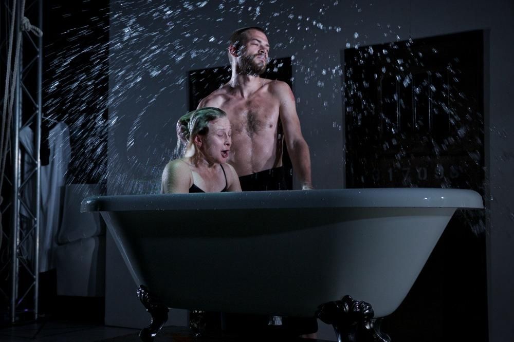 У Києві покажуть вражаючий спектакль "Палаючі двері" У Києві покажуть вражаючий спектакль "Палаючі двері"