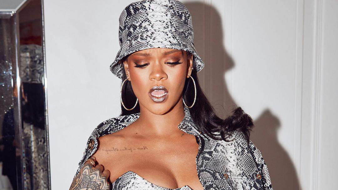 Рианна соблазнила австралийцев трендовым платьем с декольте: пикантные фото