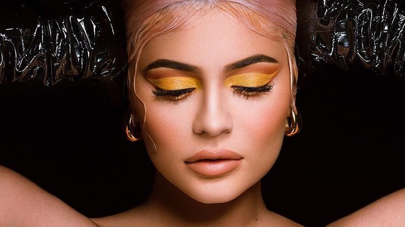 Кайлі Дженнер з яскравим макіяжем представила косметику до Хелловіну: фото Кайлі Дженнер з яскравим макіяжем представила косметику до Хелловіну: фото