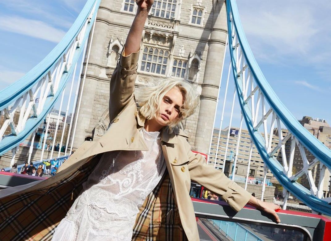 Модель Кара Делевинь спела в новом кампейне Burberry: видео
