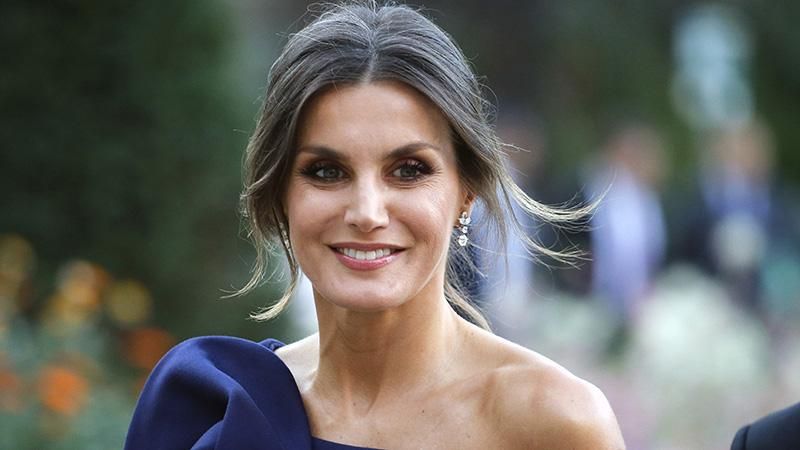 Королева Іспанії засвітила розкішну сукню в Парижі: ефектні фото Королева Іспанії засвітила розкішну сукню в Парижі: ефектні фото