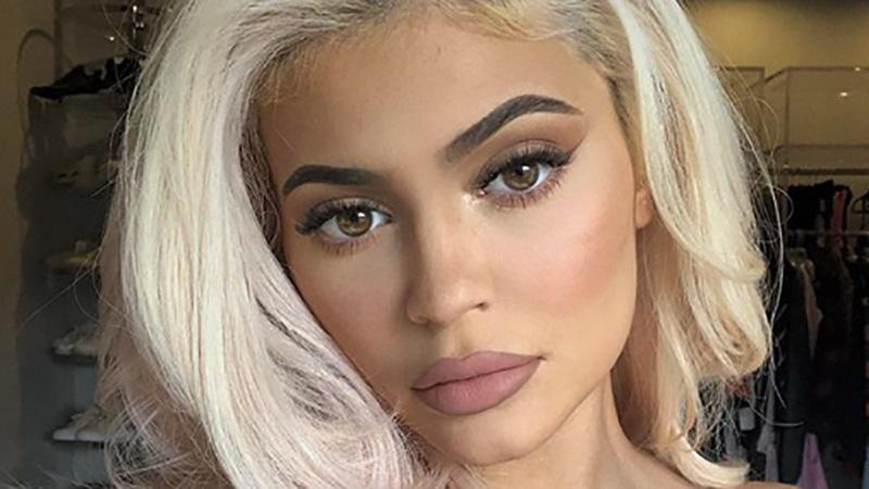 Кайли Дженнер похвасталась фигурой в латексном платье: пикантные фото