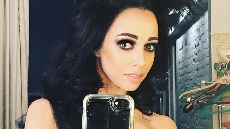 Екатерина Кухар в прозрачном платье показала стройную фигуру: фото