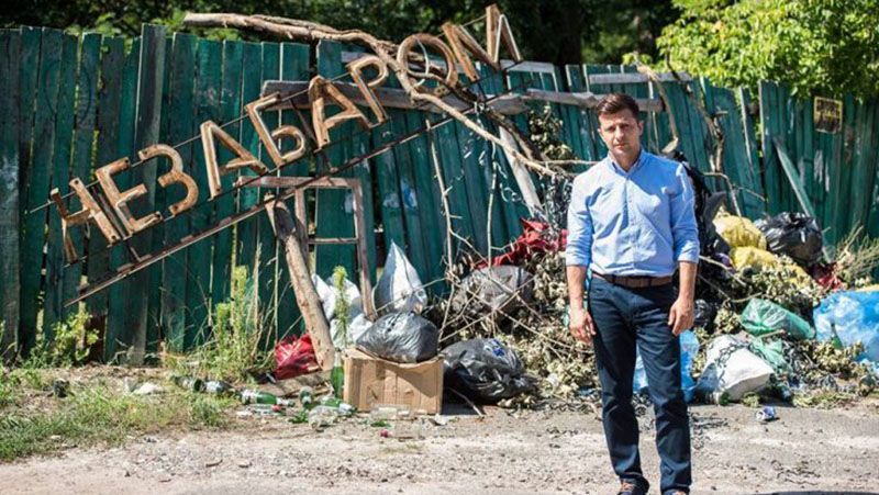 Володимир Зеленський гостро розкритикував владу в новому тизері "Слуга народу" Володимир Зеленський гостро розкритикував владу в новому тизері "Слуга народу"