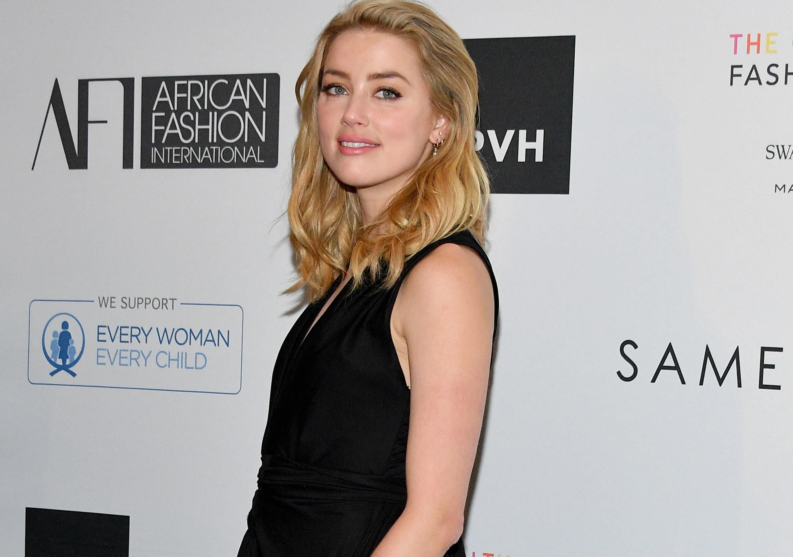 Эмбер Херд станцевала зажигательный танец с незнакомцем в баре: фото Эмбер Херд станцевала зажигательный танец с незнакомцем в баре: фото