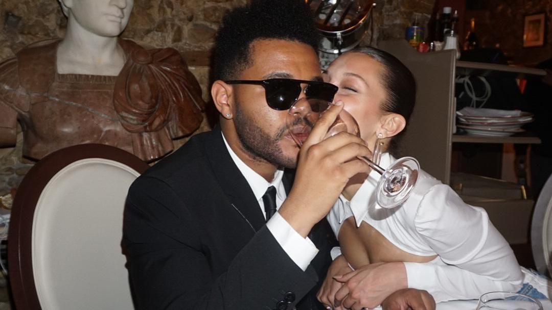 Белла Хадід підігріла чутки про освідчення її коханого The Weeknd: відео