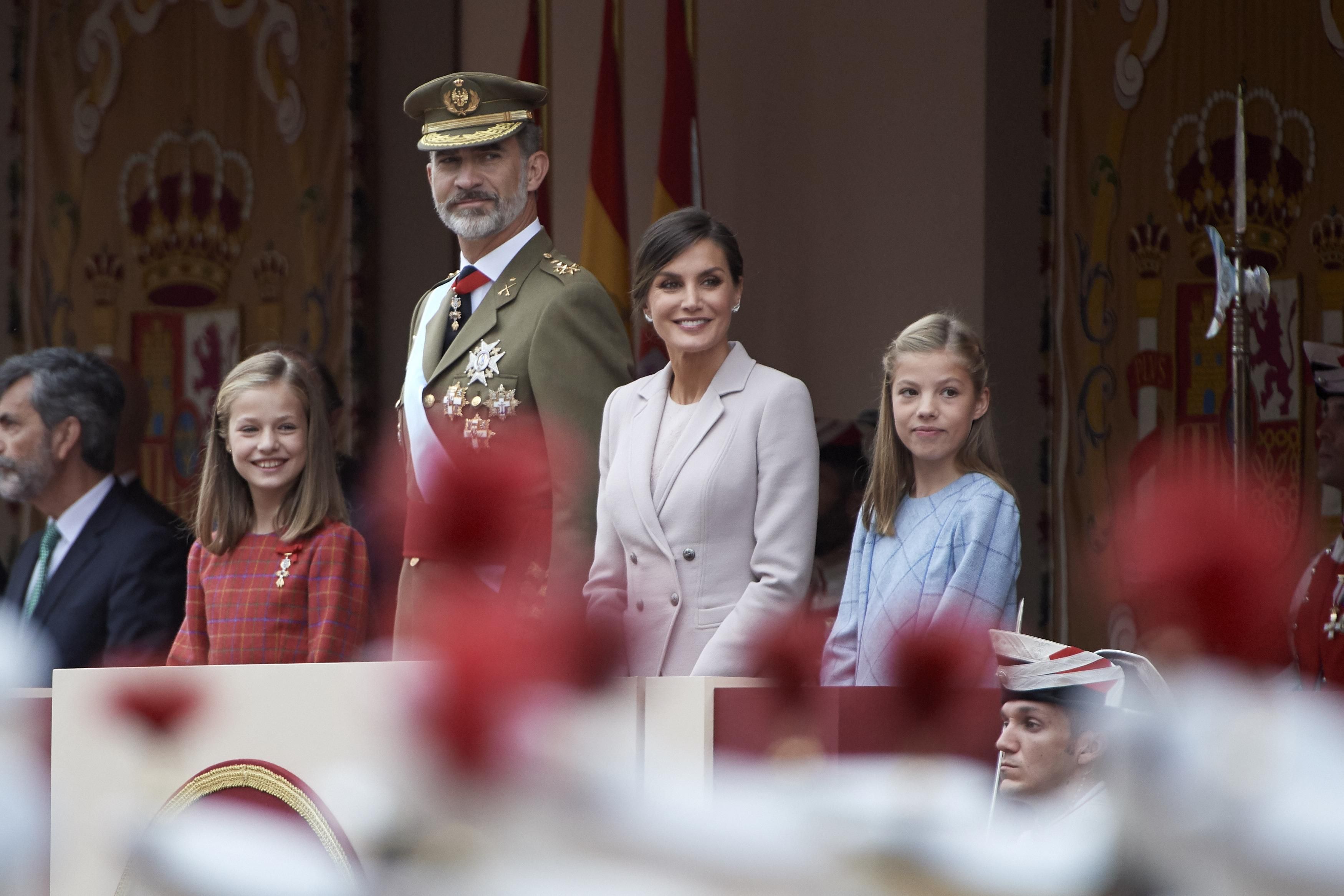 Королева Испании засветила элегантный костюм на торжественном параде: фото