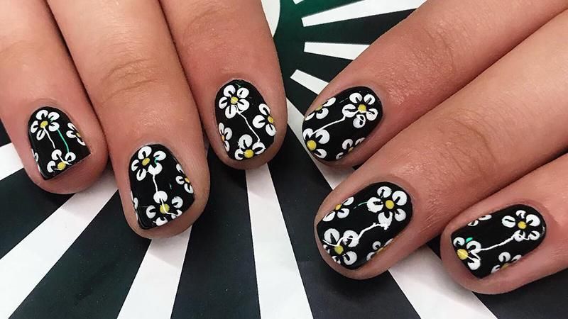 Всегда в моде: 10 идей для черного маникюра Всегда в моде: 10 идей для черного маникюра