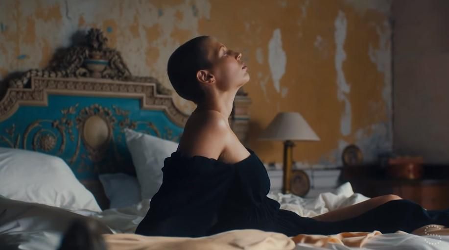 Дизайнерка Стелла Маккартні у новій рекламі показала жінок, які пережили рак грудей