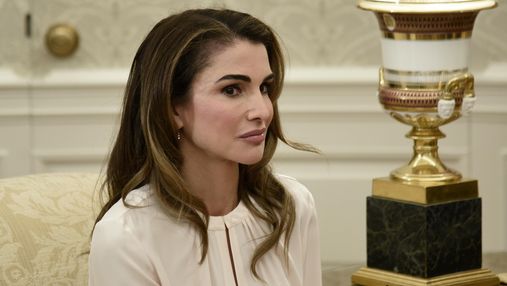 У смугастій довгій сукні і на підборах: королева Йорданії вразила стильним вбранням