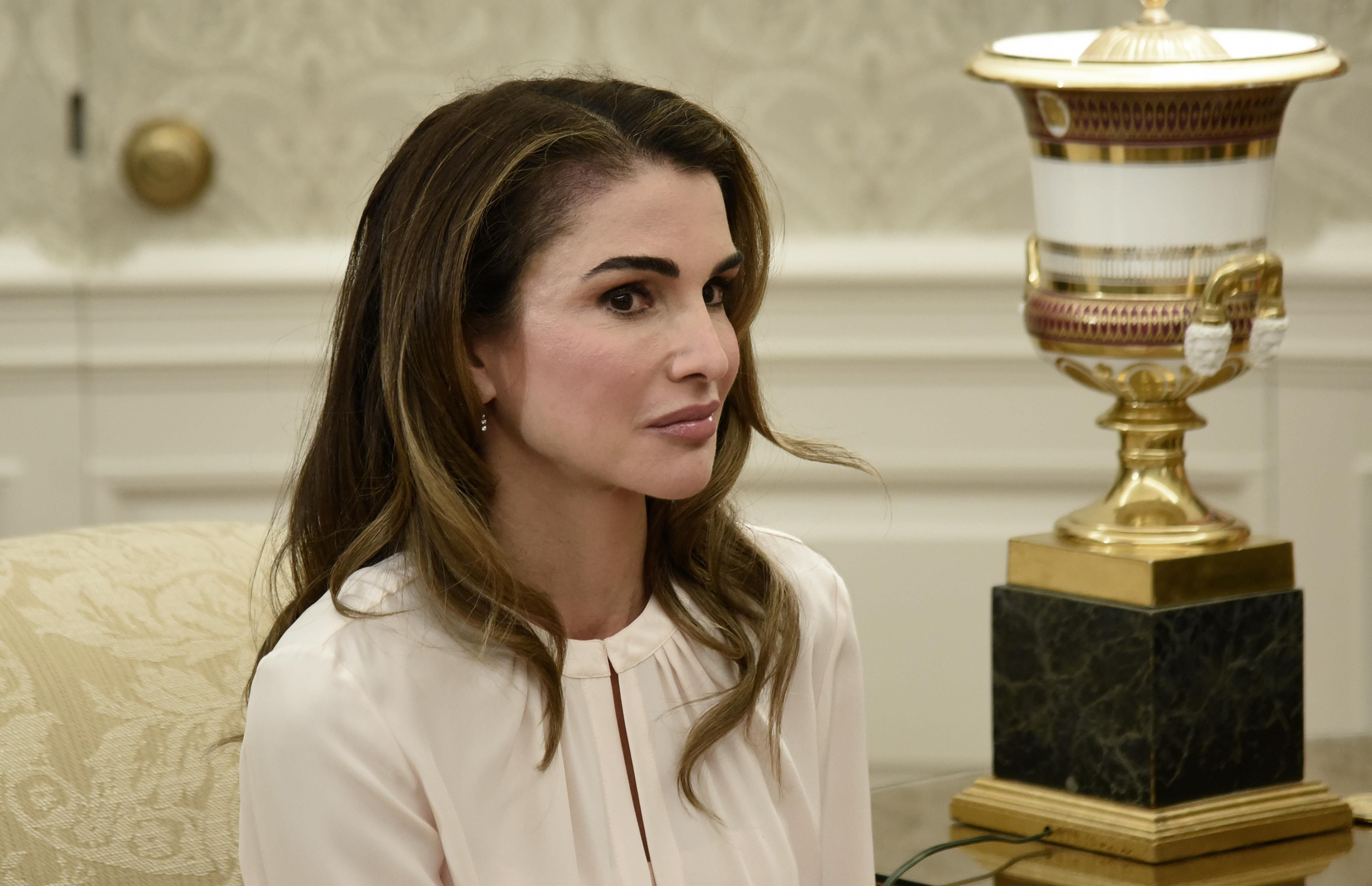 У смугастій довгій сукні і на підборах: королева Йорданії вразила стильним вбранням У смугастій довгій сукні і на підборах: королева Йорданії вразила стильним вбранням