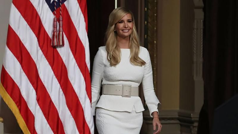 Іванка Трамп приголомшила стильним костюмом на конференції в Білому домі: фото