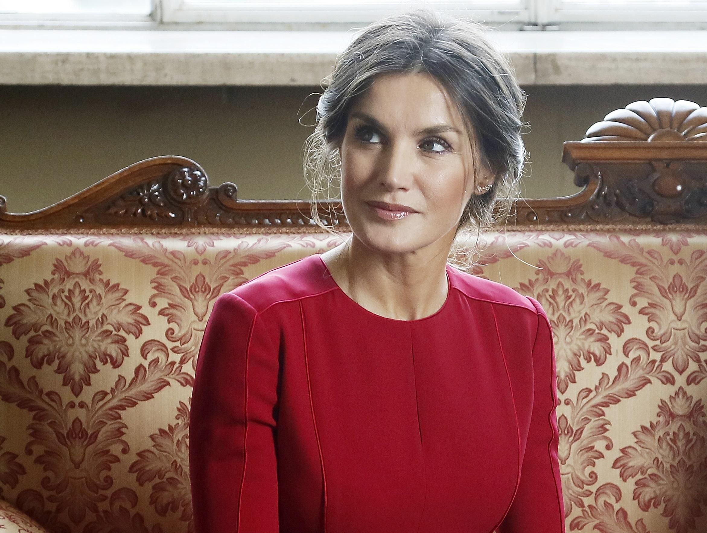 У червоній сукні і на шпильках: королева Іспанії вразила публіку розкішним образом У червоній сукні і на шпильках: королева Іспанії вразила публіку розкішним образом