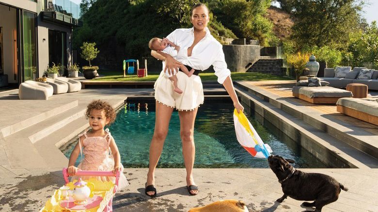 Крисси Тейген с маленькими детьми показала свой дом и сфотографировалась для Vogue