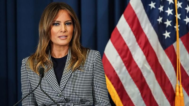 Меланія Трамп у стильному вбранні відвідала госпіталь: промовисті фото Меланія Трамп у стильному вбранні відвідала госпіталь: промовисті фото