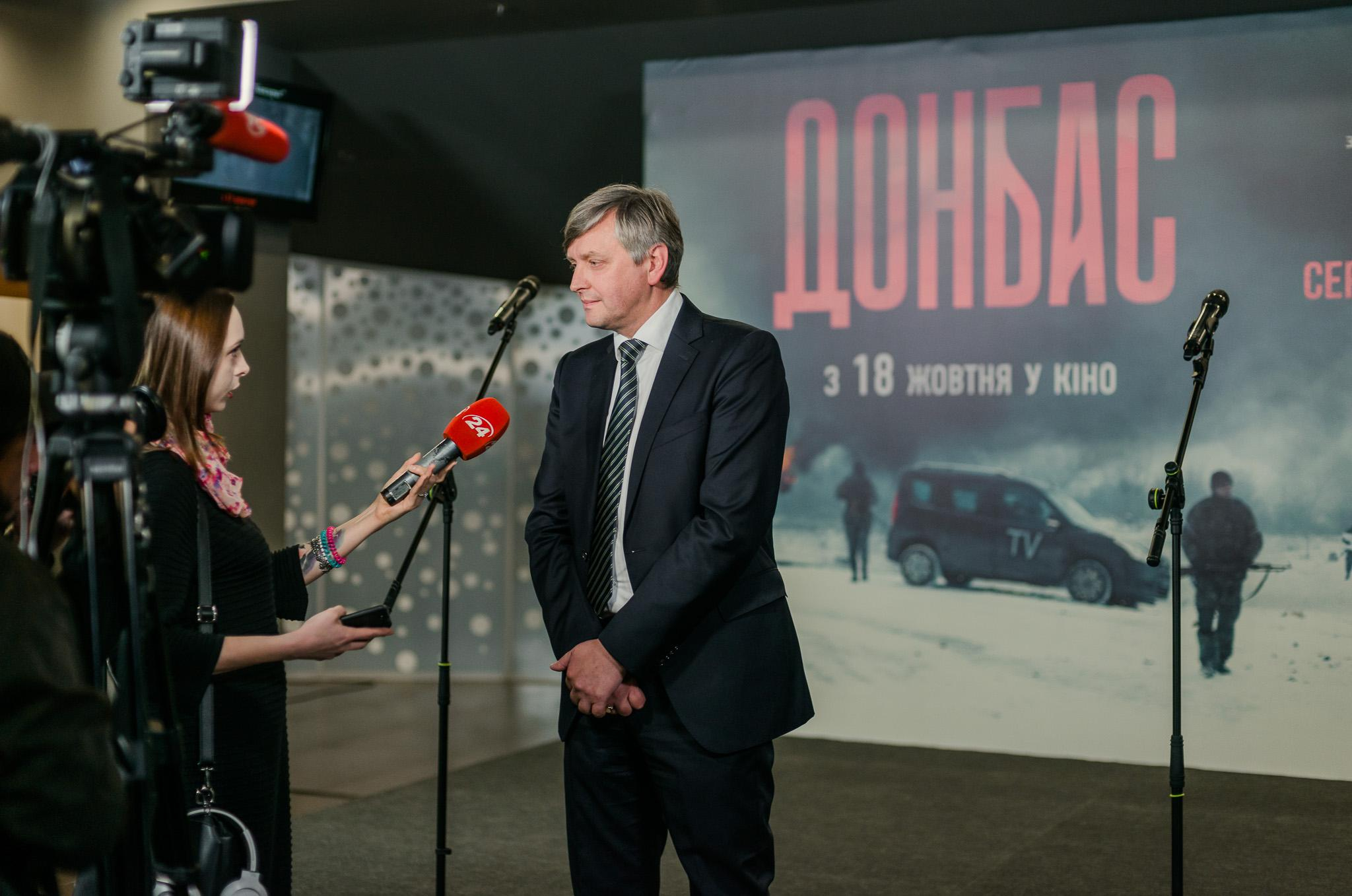 На зйомках "Донбасу" перехожий кинувся захищати "українського воїна" від "розлюченого натовпу" На зйомках "Донбасу" перехожий кинувся захищати "українського воїна" від "розлюченого натовпу"