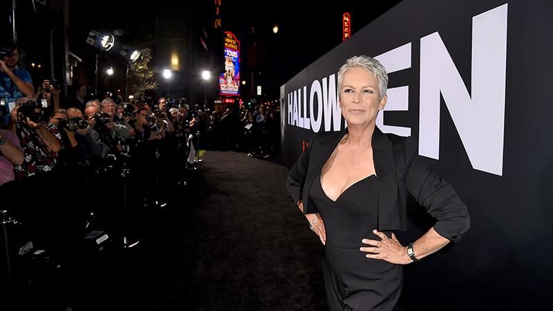 59-річна Джеймі Лі Кертіс засвітила пікантне декольте на прем'єрі фільму: фото 59-річна Джеймі Лі Кертіс засвітила пікантне декольте на прем'єрі фільму: фото