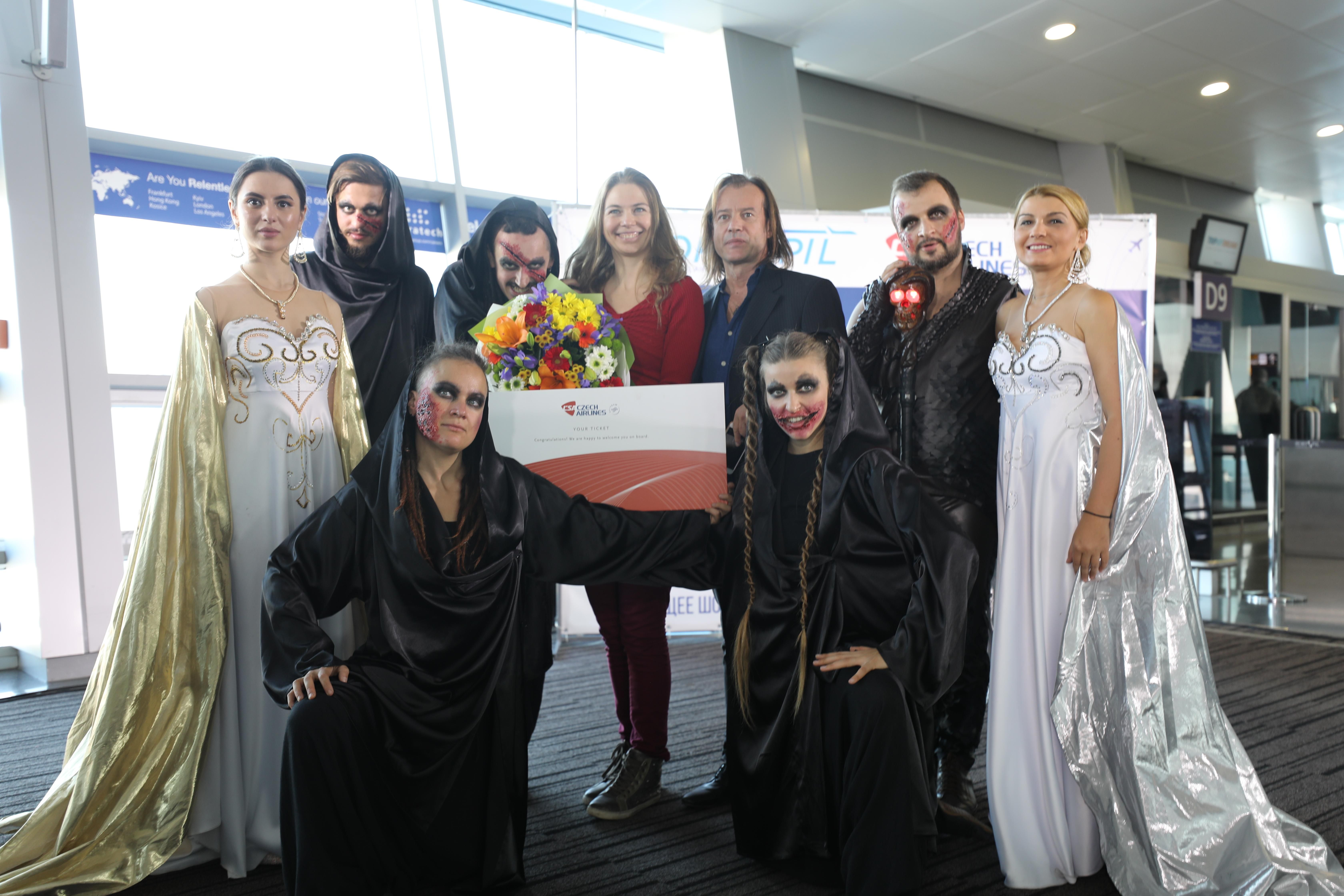 Артисты рок-оперы остановили работу аэропорта Артисты рок-оперы остановили работу аэропорта