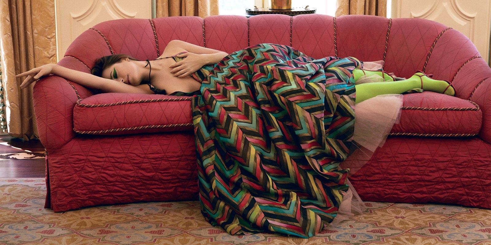 Сумасшедшие образы: звезда "50 оттенков серого" Дакота Джонсон снялась в яркой фотосессии