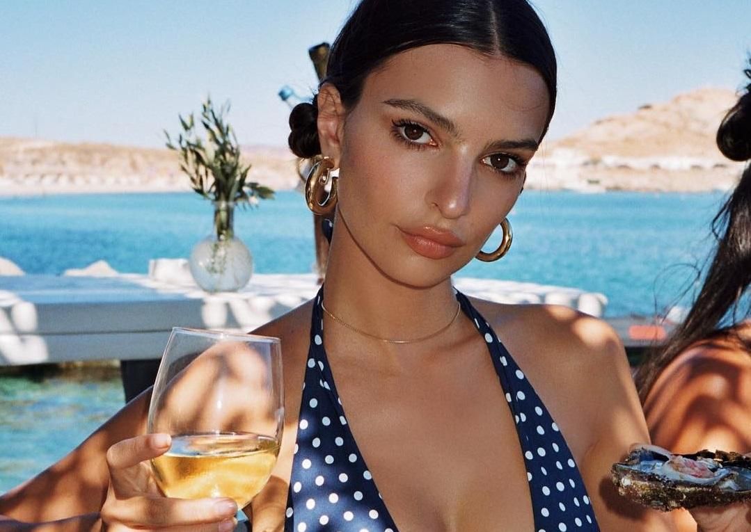 Эмили Ратаковски похвасталась соблазнительными формами в бикини: пикантные фото Эмили Ратаковски похвасталась соблазнительными формами в бикини: пикантные фото