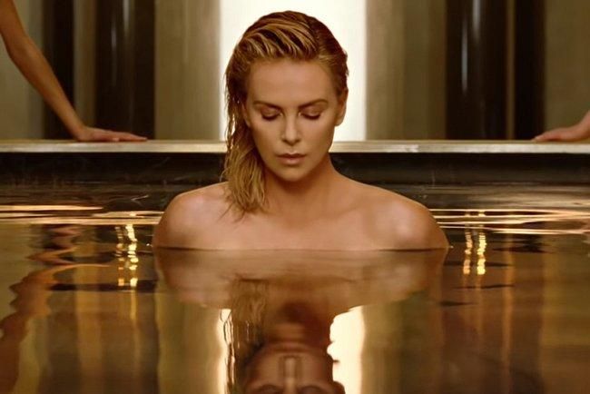 Шарлиз Терон обнажилась для рекламы Dior: видео Шарлиз Терон обнажилась для рекламы Dior: видео