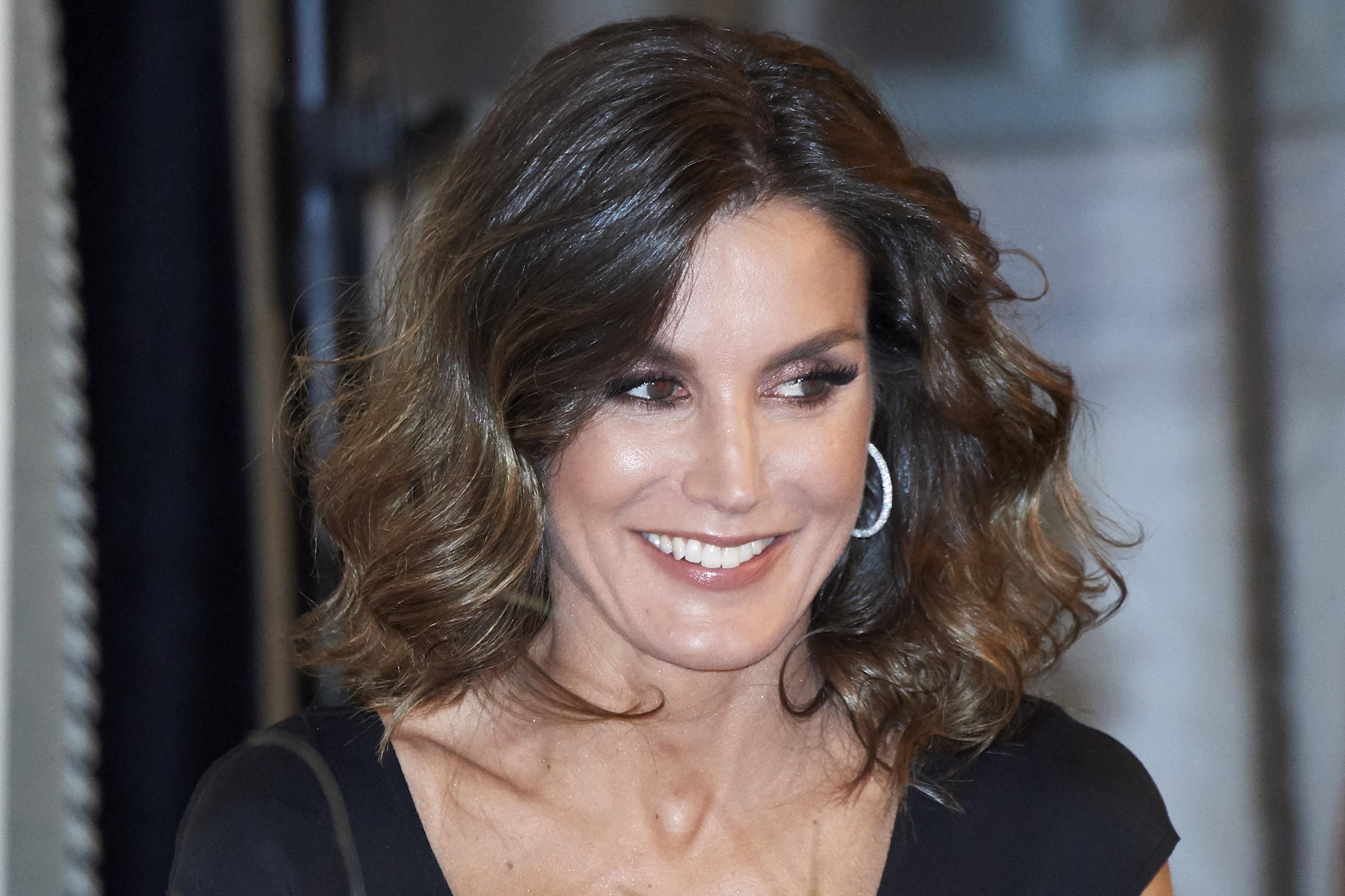 Королева Испании удивила стройной фигурой в платье с декольте: фото Королева Испании удивила стройной фигурой в платье с декольте: фото