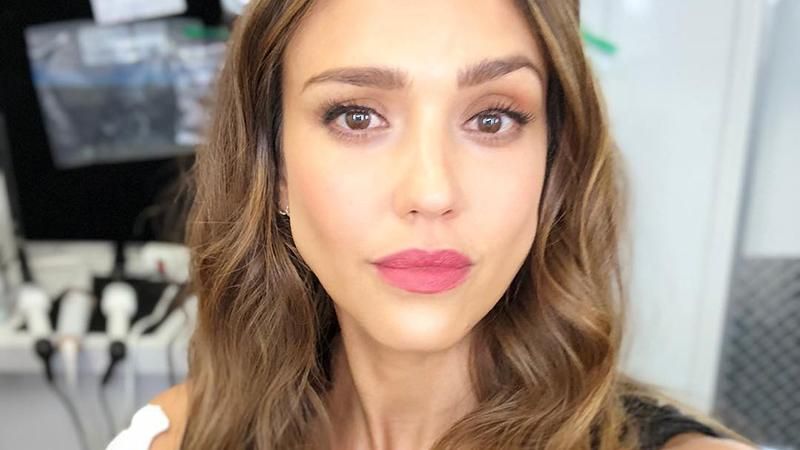 Джессика Альба показала естественную красоту на фото без макияжа Джессика Альба показала естественную красоту на фото без макияжа