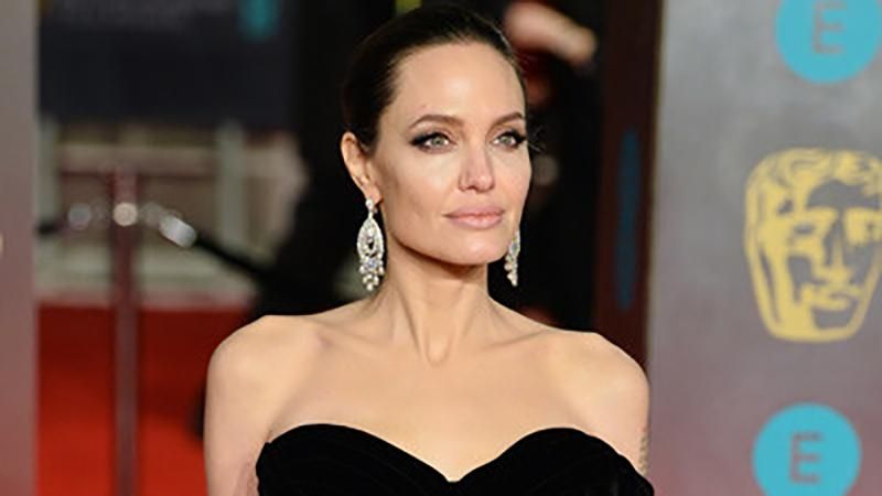 Анджелина Джоли одела элегантное платье на официальное мероприятии в Перу: фото и видео