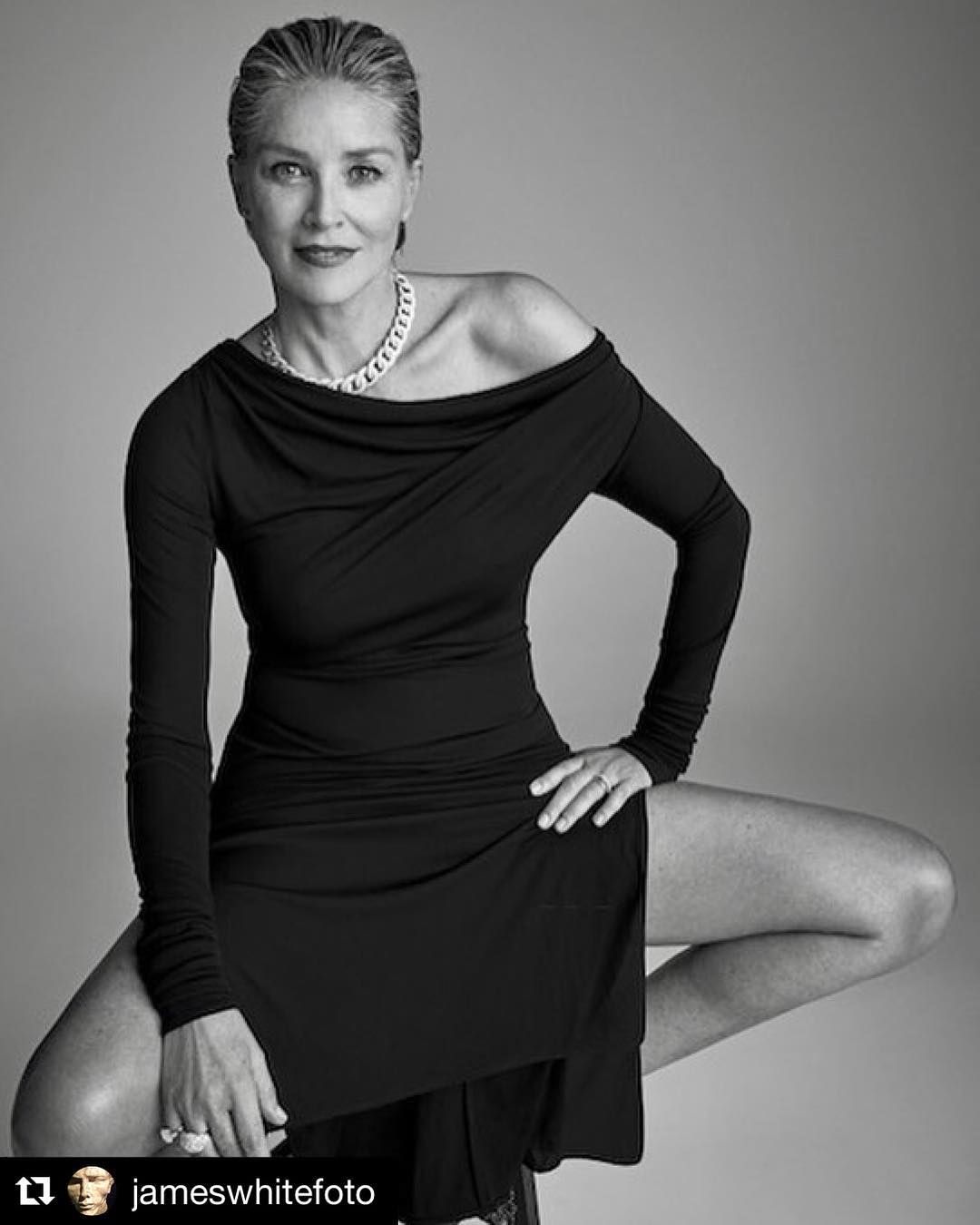 60-річна Шерон Стоун засвітила стрункі ноги на пікантному фото