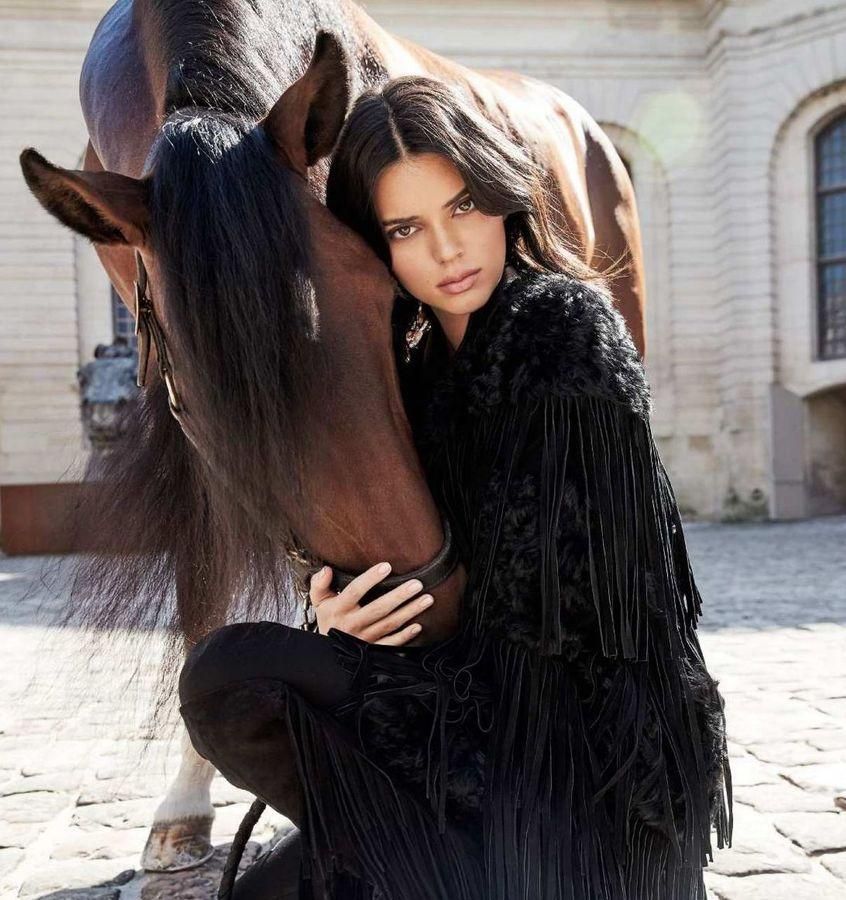 Кендалл Дженнер предстала в чувственной фотосессии с лошадью для французского журнала