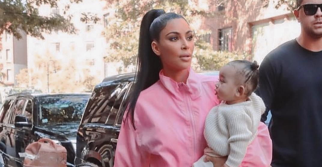 Обнаженная Ким Кардашян прикрылась ребенком в рекламе косметики: фото