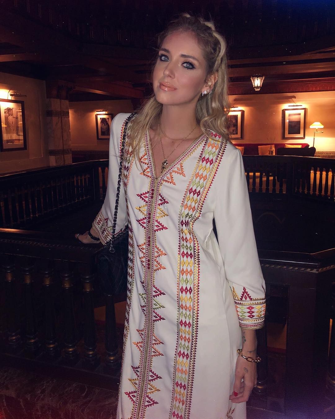 Популярна блогерка К'яра Ферраньї приміряла традиційний марокканський одяг: яскраві фото