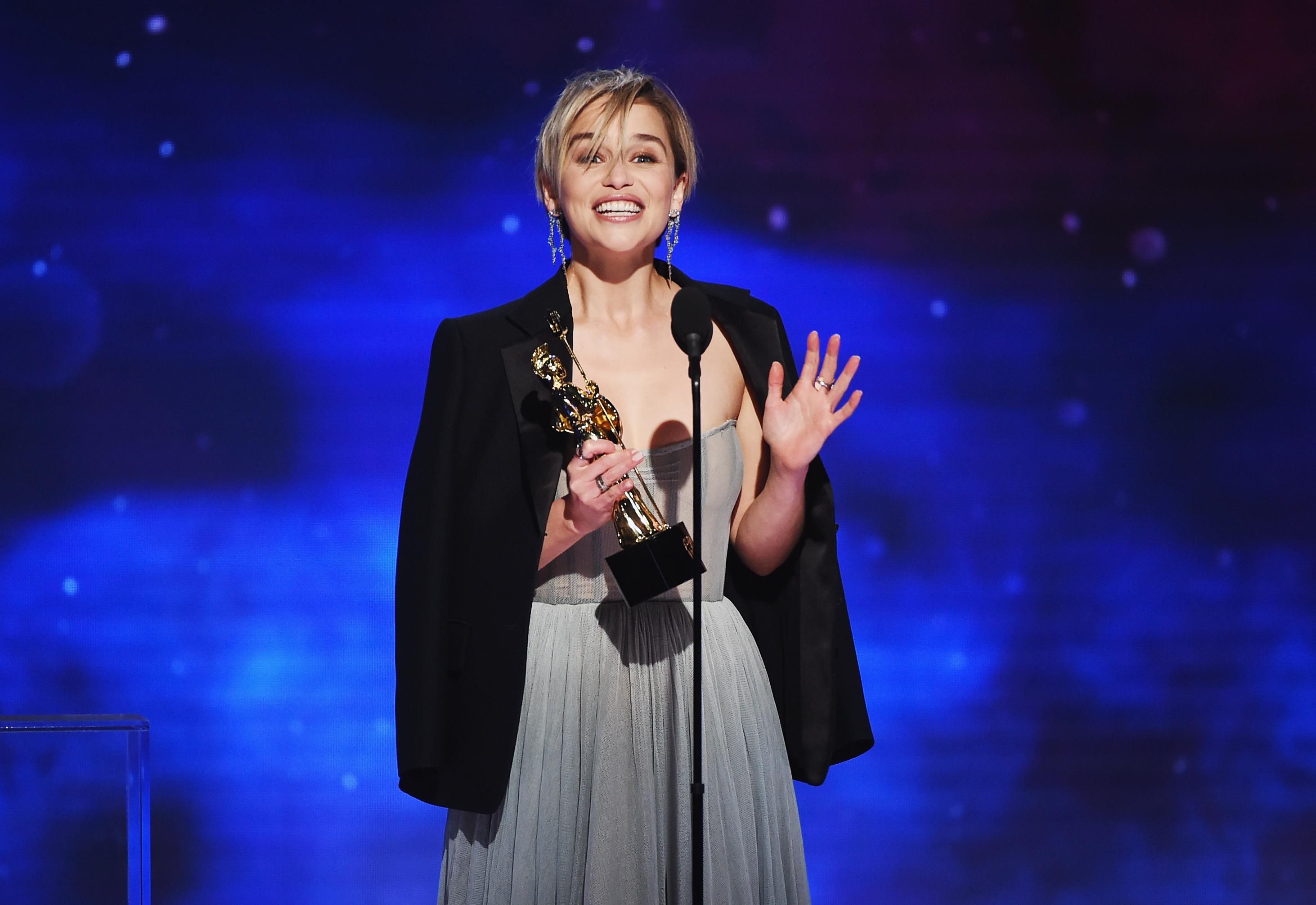 Емілія Кларк одягнула прозору сукню на вручення престижної премії: фото Емілія Кларк одягнула прозору сукню на вручення престижної премії: фото