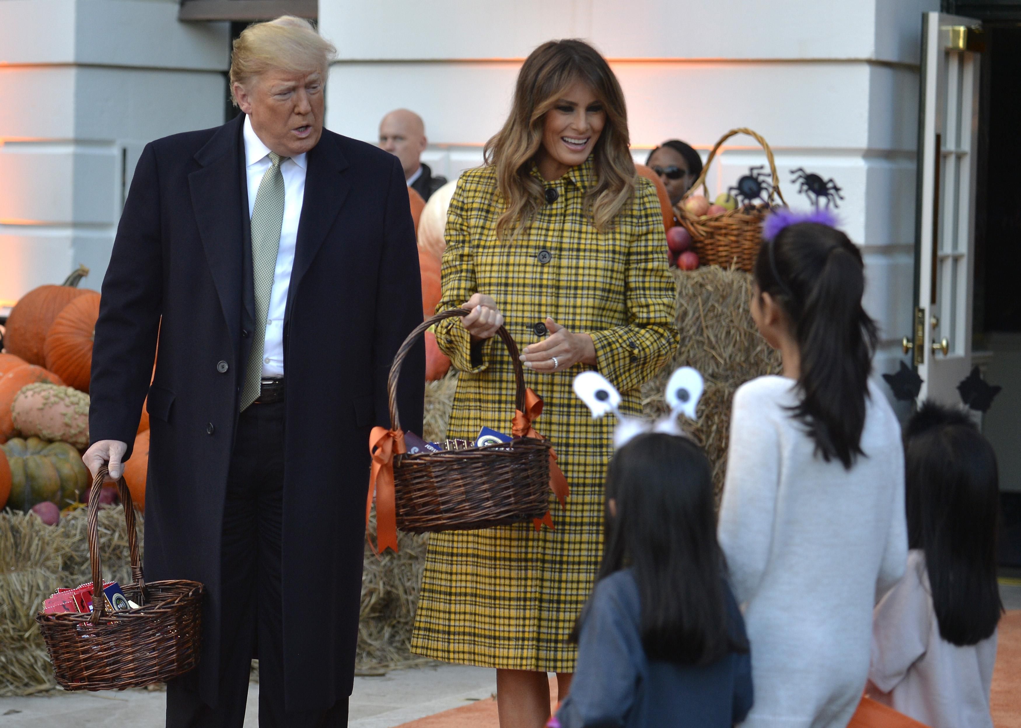 Хэллоуин в Белом доме: как Трампы угощали детей в праздничных костюмах